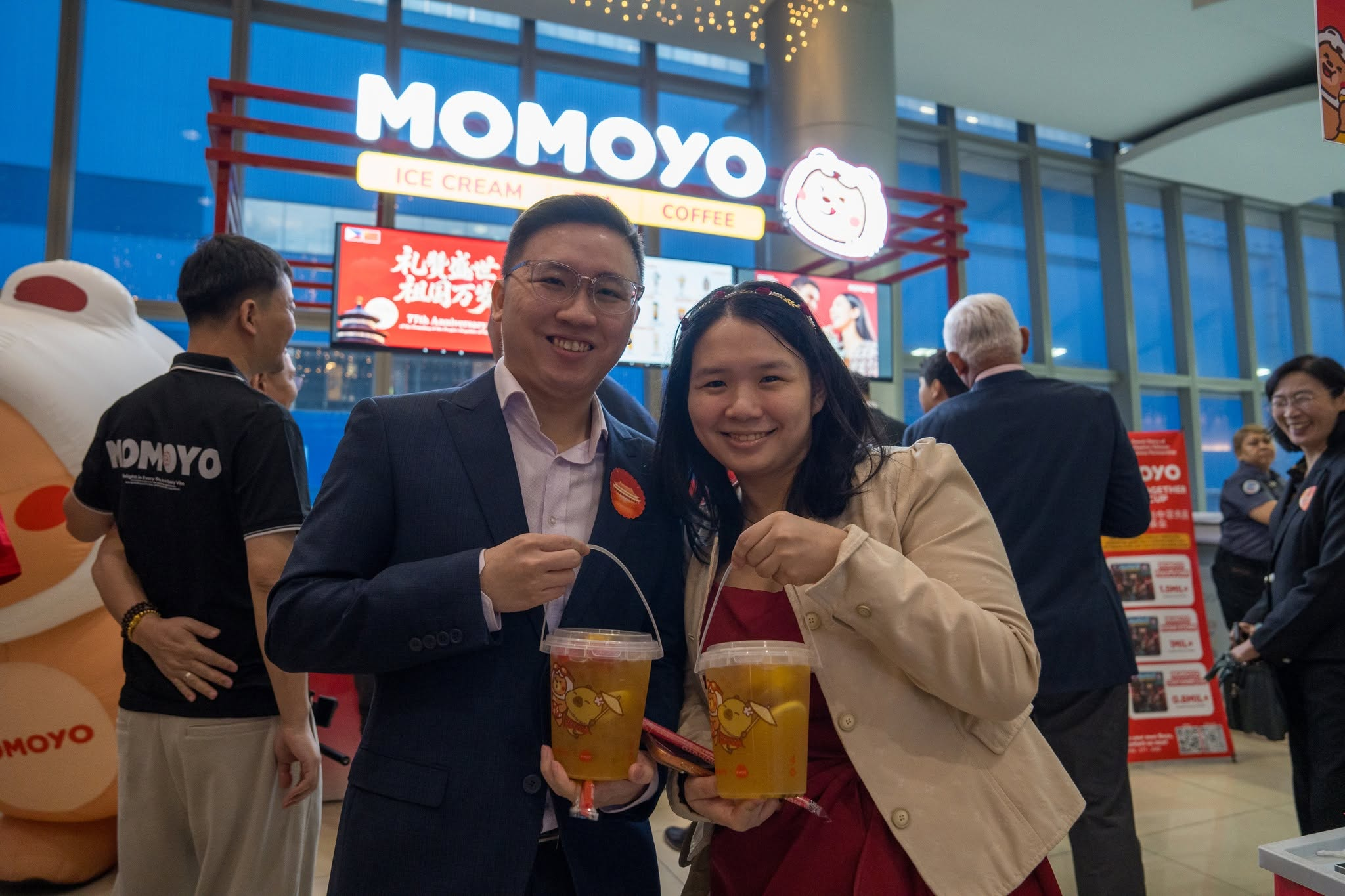 Guests enjoying MOMOYO Jumbo Fruit Tea at the booth