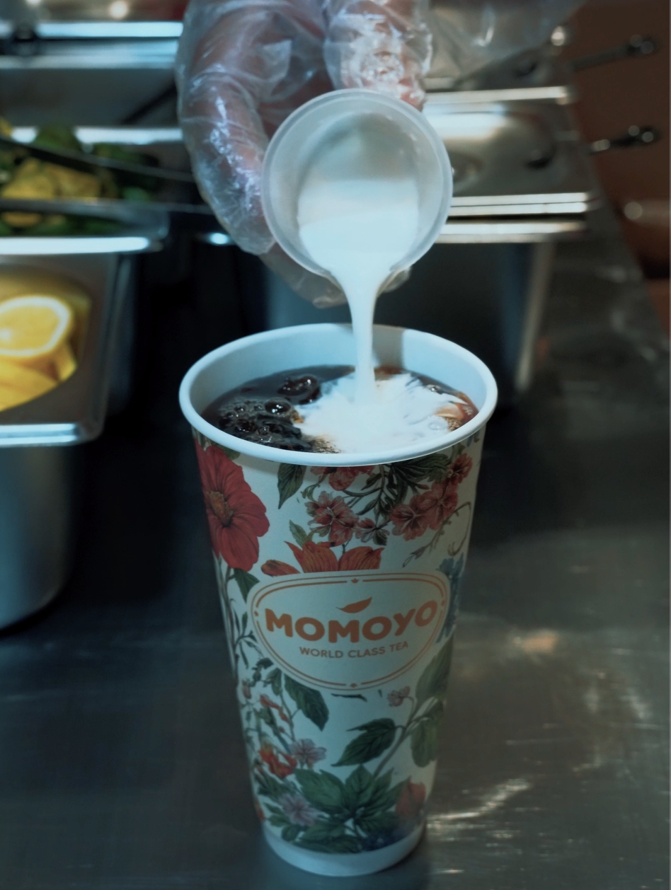 MOMOYO staff preparing a new tea drink on site