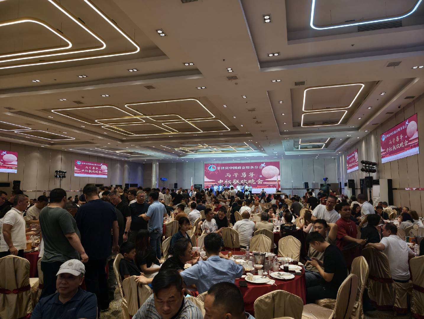 Nearly 600 chamber members and their families gather at Golden Bay